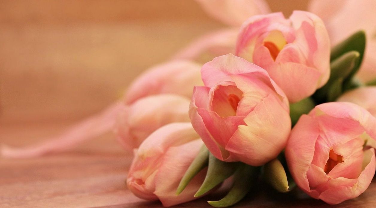 Soft pastel posy on a marble bench